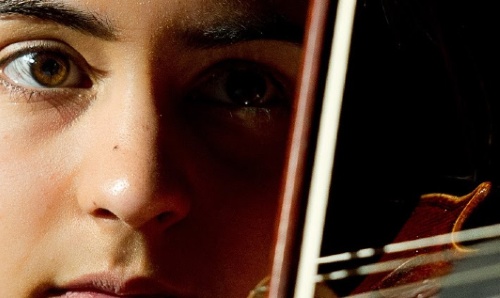 Female student playing the violin.